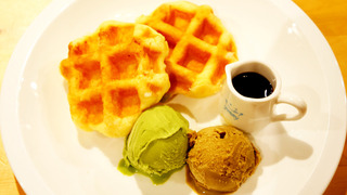 ワッフル抹茶&ほうじ茶アイス添え.jpg
